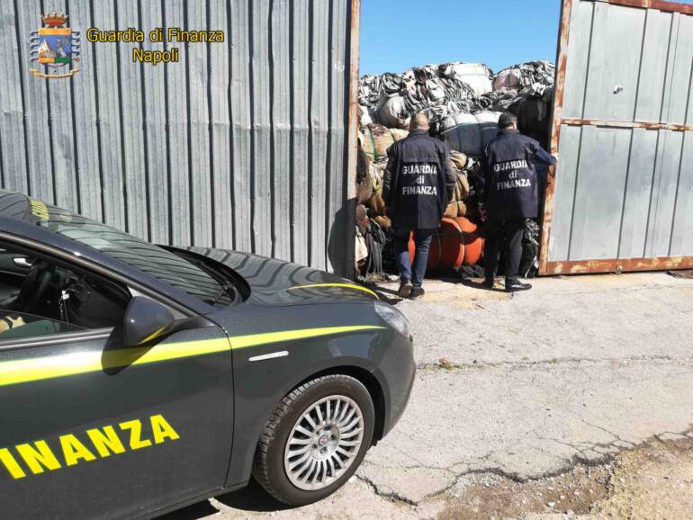 La Finanza scopre nell’area vesuviana un sito di stoccaggio con 1600 tonnellate di rifiuti: 10 denunciati. Scoperti anche 26 lavoratori in nero