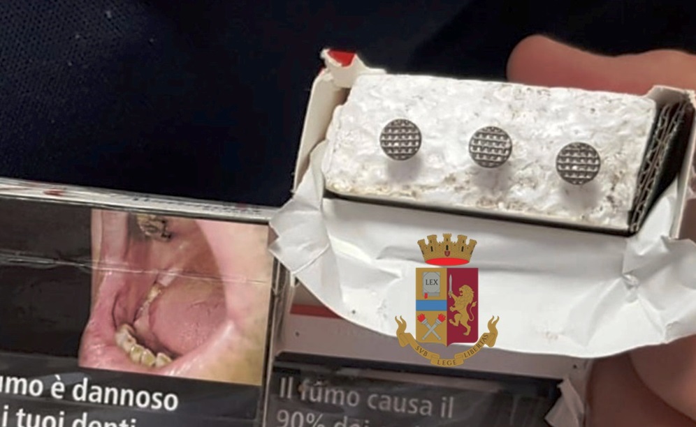 Napoli, sigarette al polistirolo: scoperti gli specialisti del ‘Pacco, Doppio Pacco e Contropaccotto’ della Stazione Centrale