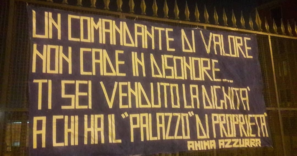 Napoli: ‘Un comandante di valore non cade in disonore…’, lo striscione contro Sarri al rione Sanità