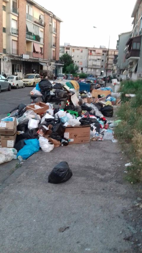 Napoli, il rione Traiano invaso di spazzatura. Gli abitanti: ‘Pronti alle barricate’. LE FOTO DELLA VERGOGNA