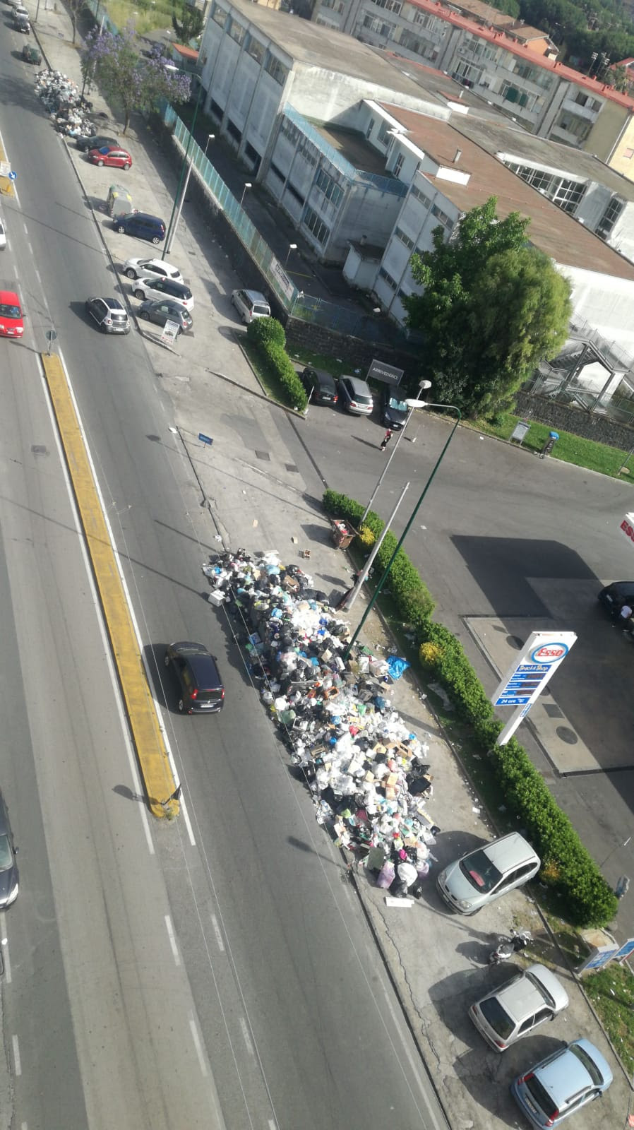 Napoli, emergenza rifiuti a Scampia, cumuli in strada: la spazzatura non viene raccolta da una settimana
