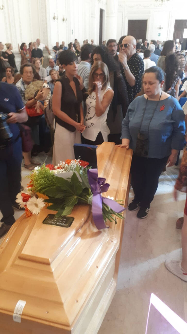 Grande commozione per l’ultimo saluto a Loredana Simioli, presenti tanti amici e colleghi di una vita