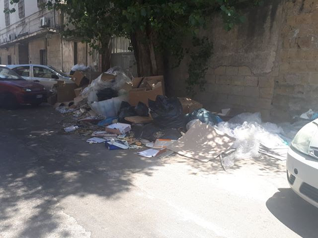 Tornano i roghi di rifiuti in strada a Napoli e provincia, sui social appaiono le prime video-denunce