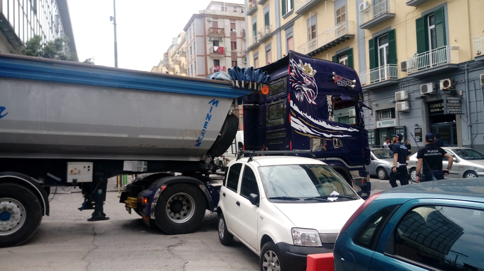 Napoli, il parcheggio selvaggio manda in tilt il traffico lungo corso Meridionale, auto in sosta vietata impedisce l’uscita dei Tir: cittadini la spostano di peso