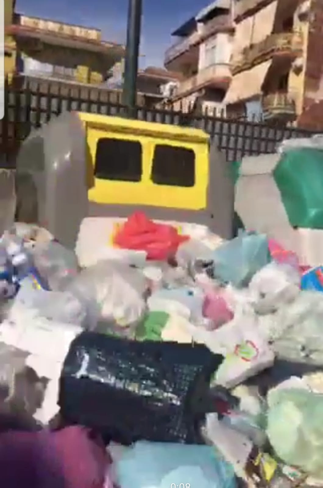Cumuli di rifiuti in strada a Napoli e provincia, persistono i ritardi legati alla raccolta. Verdi: ‘Record di segnalazioni’