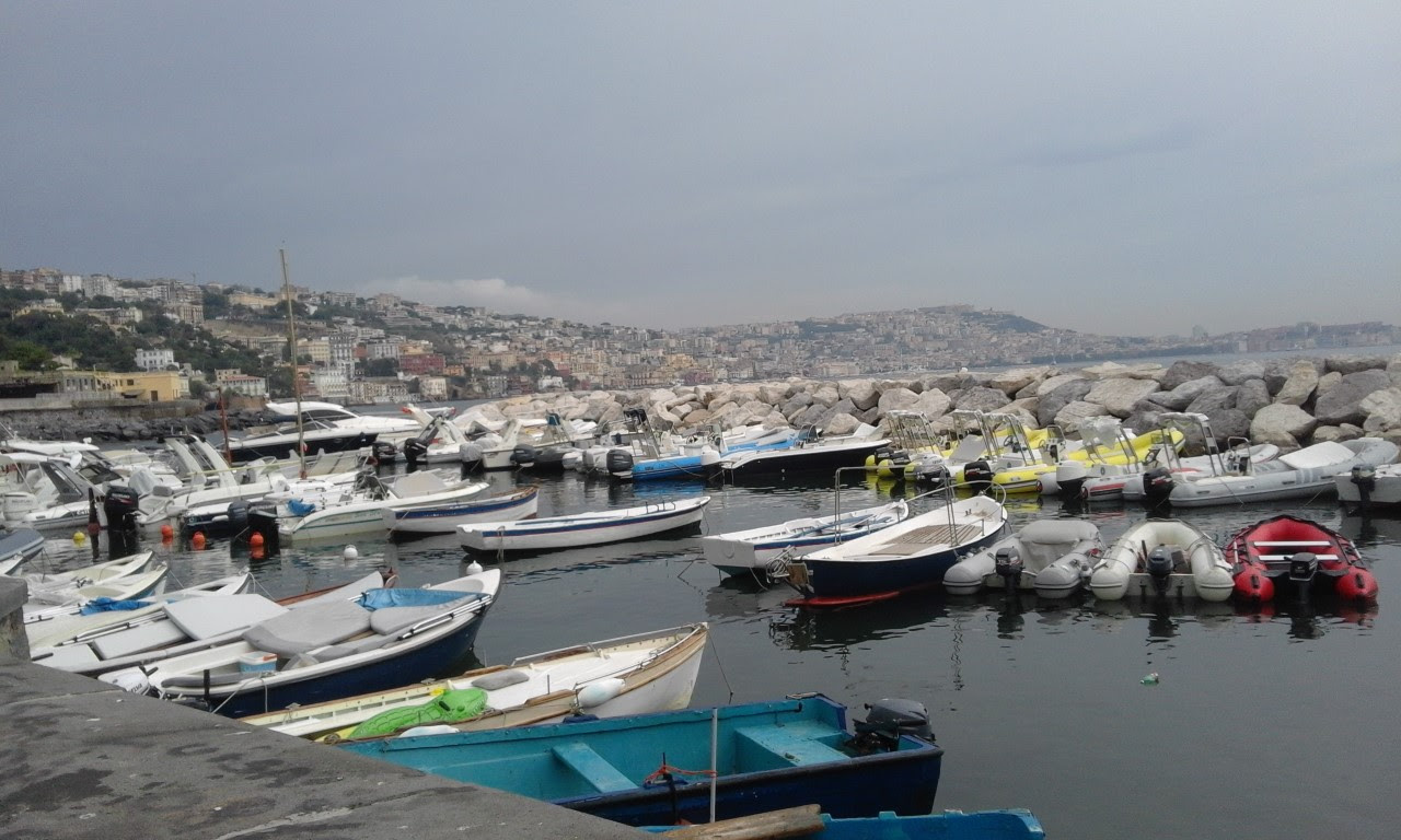 Quasi tremila barche ormeggiate nel mare di Napoli in maniera abusiva. Verdi: ‘Dai parcheggiatori abusivi siamo passati agli ormeggiatori abusivi’