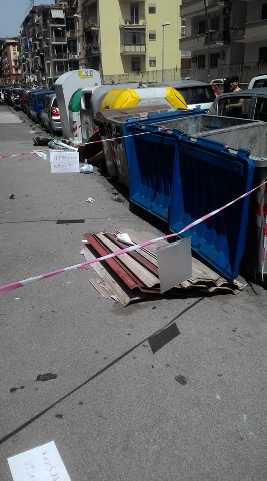 Napoli, vergogna a Fuorigrotta, lastre di amianto abbandonate sul marciapiedi nel mezzo del centro abitato