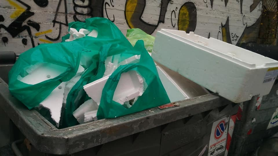 Napoli, scarti ittici maleodoranti smaltiti illegalmente nei cassonetti dei rifiuti a salita Pontecorvo, rischio igienico-sanitario per i residenti: assalto di insetti e ratti