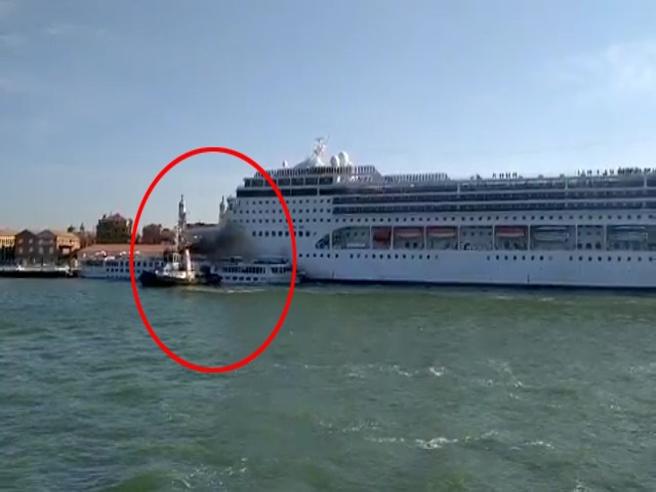 INCREDIBILE Una nave da crociera Msc urta un battello nel canale della Giudecca a Venezia