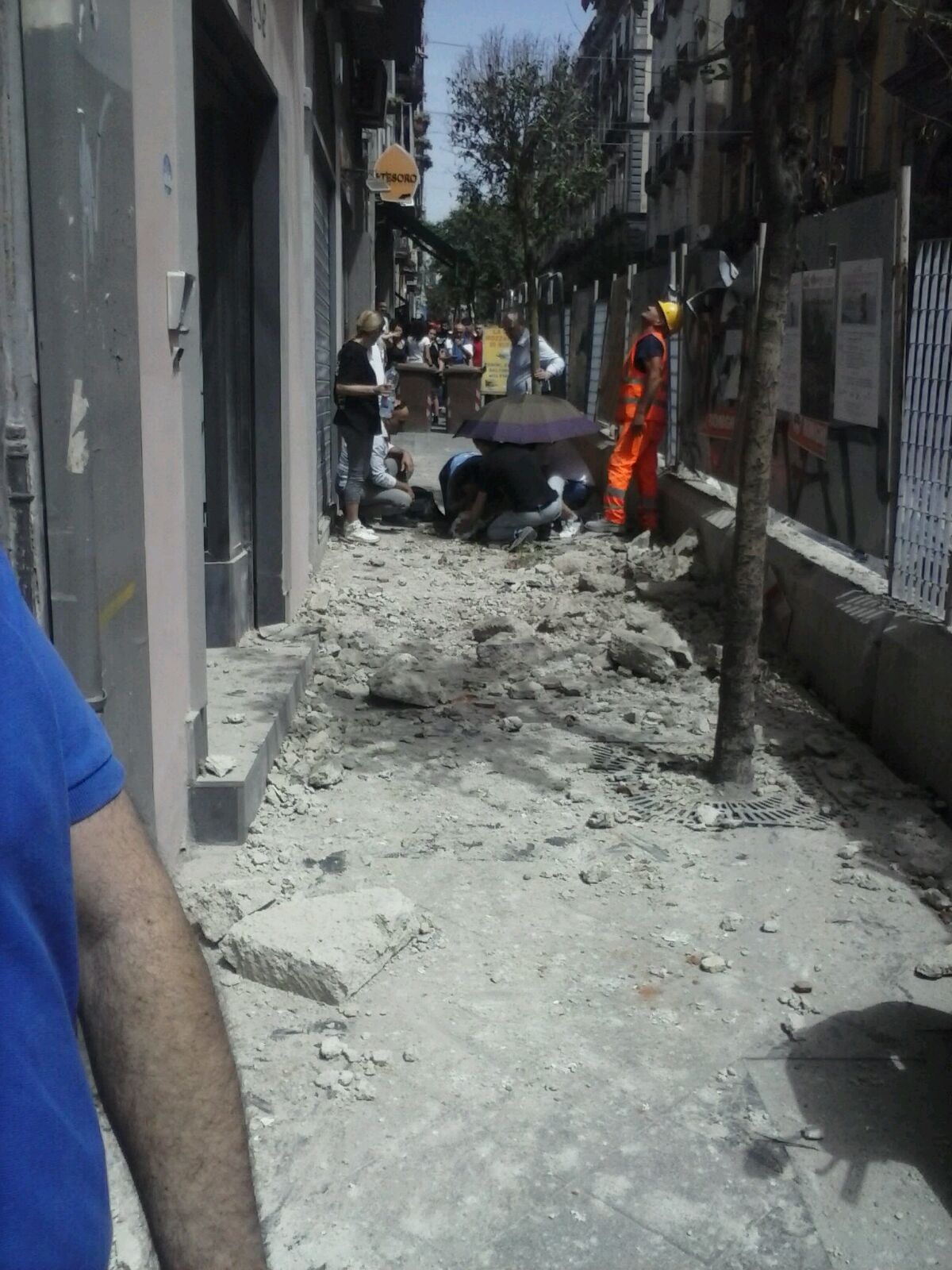 Napoli, morto il titolare del negozio colpito da un cornicione in via Duomo
