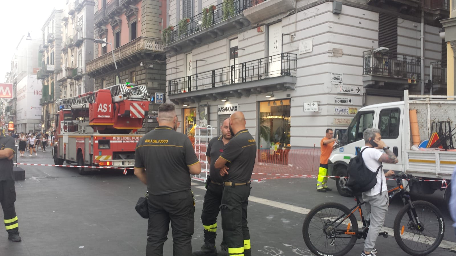Napoli, paura in via Toledo: cadono calcinacci dal palazzo di fronte alla Metro