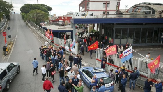 Napoli, terzo giorno di protesta alla Whirlpool: domani l’assemblea