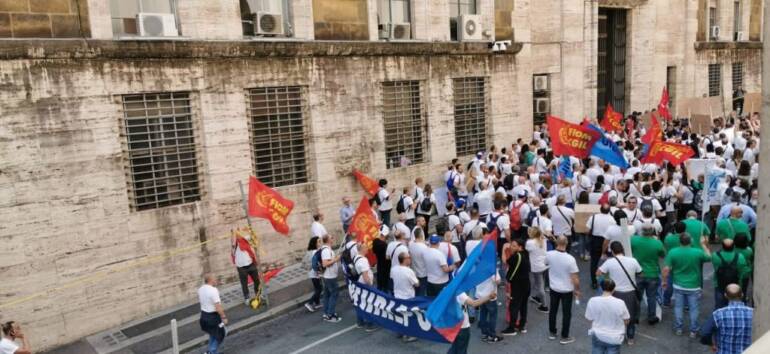 Whirlpool, Di Maio: “Soluzione entro 7 giorni o gli tolgo i soldi” Domani assemblea a via Argine