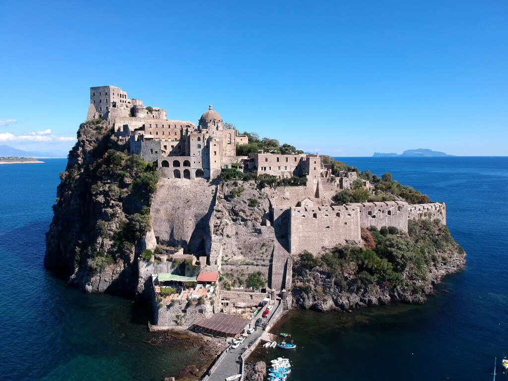 Sequestrato il castello Aragonese di Ischia: arrestati commercialista e 3 imprenditori. Misure anche contro due finanzieri corrotti