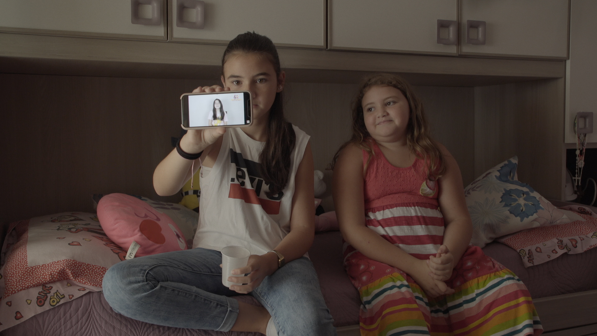 Crescere in diretta sui social e su Youtube: Sky racconta la vita Marghe e Giulia, la due ragazzine di Giugliano diventate star del web