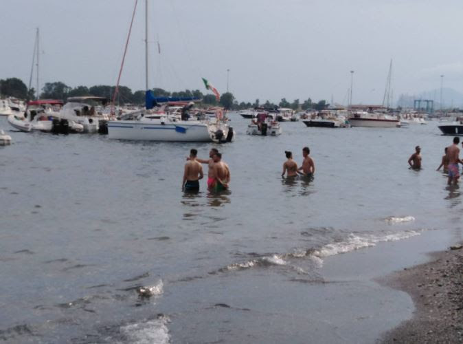 Lo Schiacchetiello di Baia e le altre spiagge del litorale napoletano invase da natanti a ormeggiati a pochi metri dalla costa
