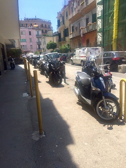 SOS dal Vomero: marciapiedi invasi da motocicli in sosta