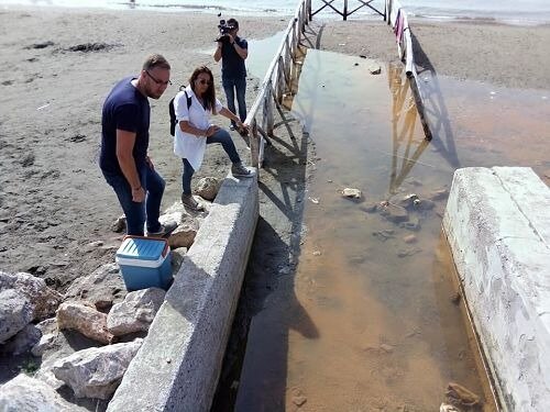 Salerno: acqua rossa e maleodorante bagna spiaggia di Santa Teresa, ma consigliere e bagnanti sfidano i rilievi dell’Arpac