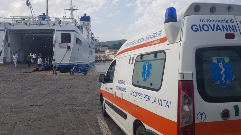 Ischia come Capri: alla turista infortunata negato l’accesso sul traghetto con l’ambulanza