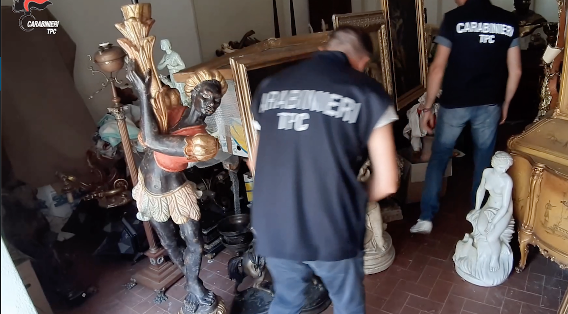 Ricettavano opere d’arte rubate e le rivendevano in Francia: 4 arresti e 20 indagati