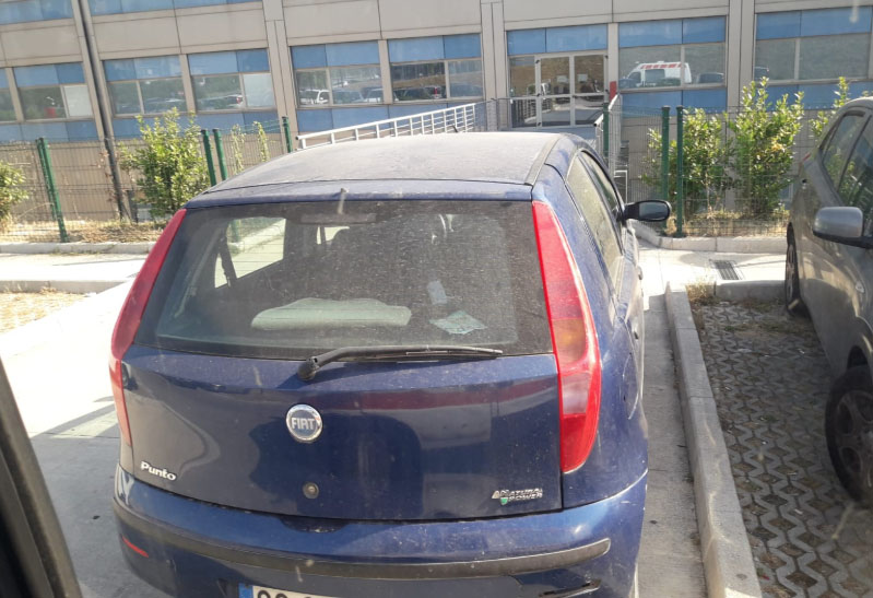 Napoli, auto parcheggiate al posto dei disabili e perfino sulla rampa all’ospedale del Mare: scoppia il caos