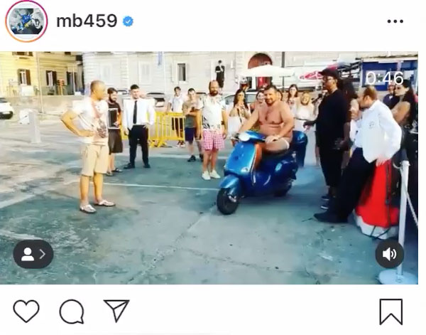 Napoli, Baloltelli ‘paga’ 2mila euro a un uomo per farlo lanciare in mare con lo scooter. Il video virale sui social