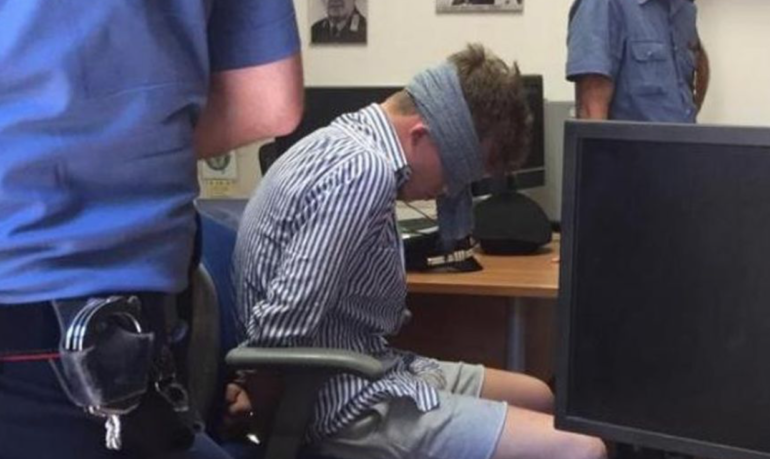 Americano bendato in caserma: si indaga per abuso d’ufficio e rivelazione di segreto d’ufficio