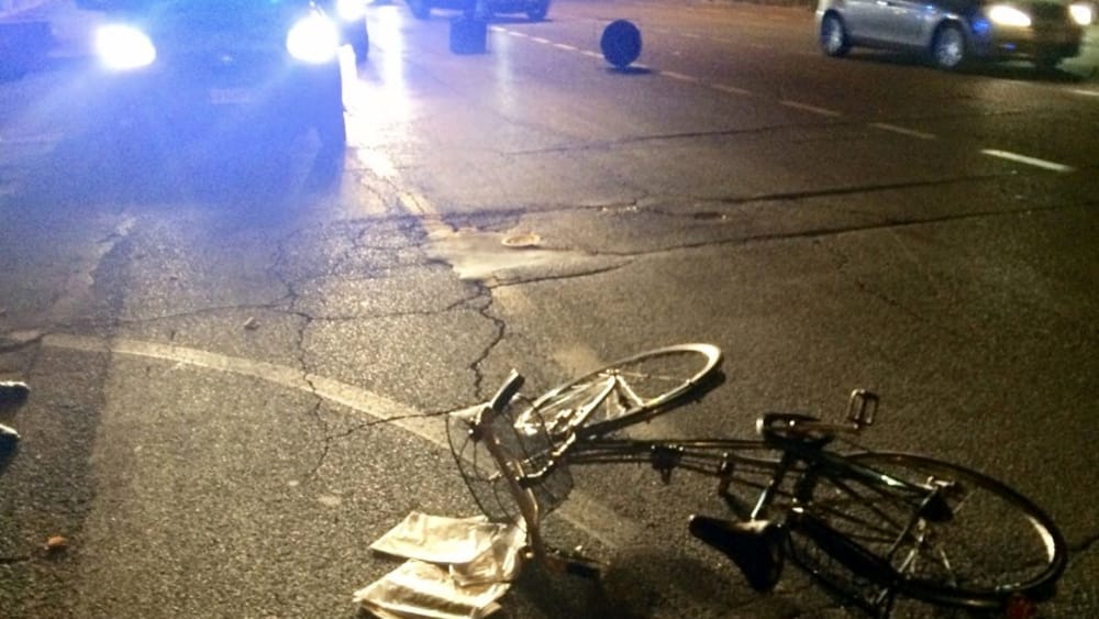 Si schianta con la bici contro il muro per evitare un cane: muore 15enne
