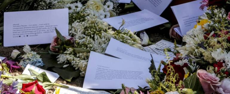 Ultimo saluto a Camilleri nel cimitero Acattolico di Roma: folla commossa sulla tomba