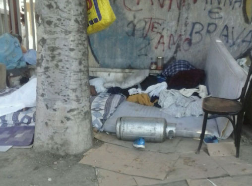 Napoli, migranti bivaccano fuori al Loreto Mare anche con bombole di gas e altri dormono all’interno