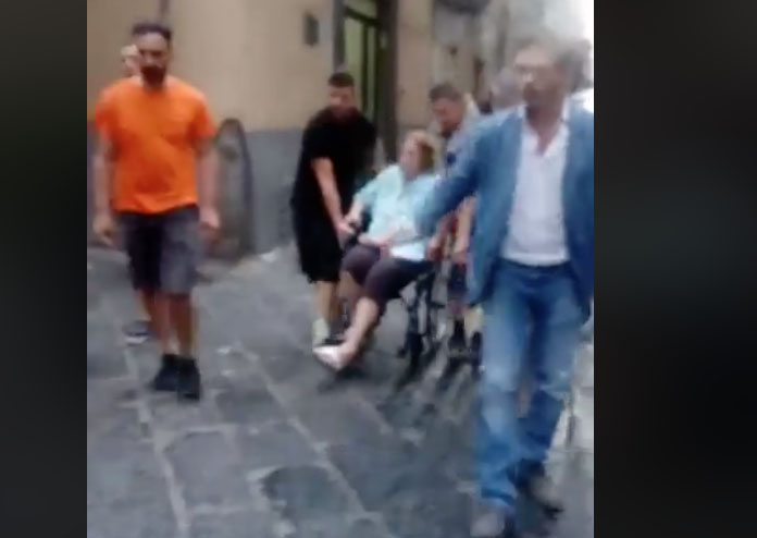 Napoli, Borrelli porta una signora disabile in giro alla Pignasecca: aggredito da chi gira in moto controsenso e senza casco