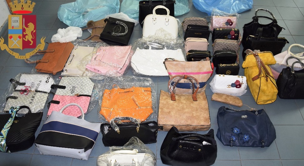 Migrante irregolare vendeva borse contraffatte nel mercato di Giugliano: denunciato