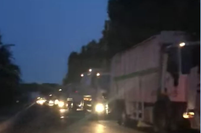 Rifiuti in strada e il sindaco di Ercolano posta il video dei camion in fila all’impianto di smaltimento