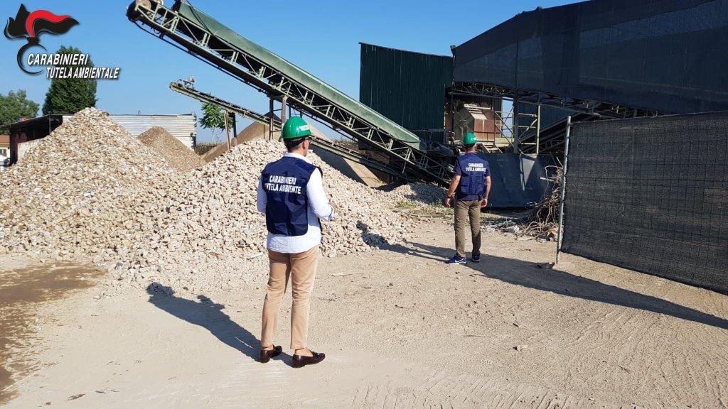 Smaltimento illecito di rifiuti: misura cautelare e sequestro beni a un imprenditore del Casertano