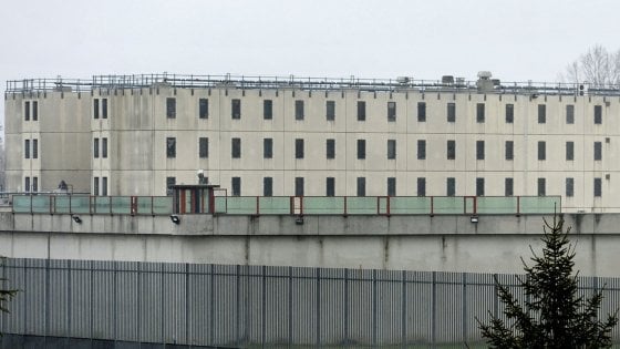 Due detenuti si arrampicano sul muro di passeggio del carcere di Parma