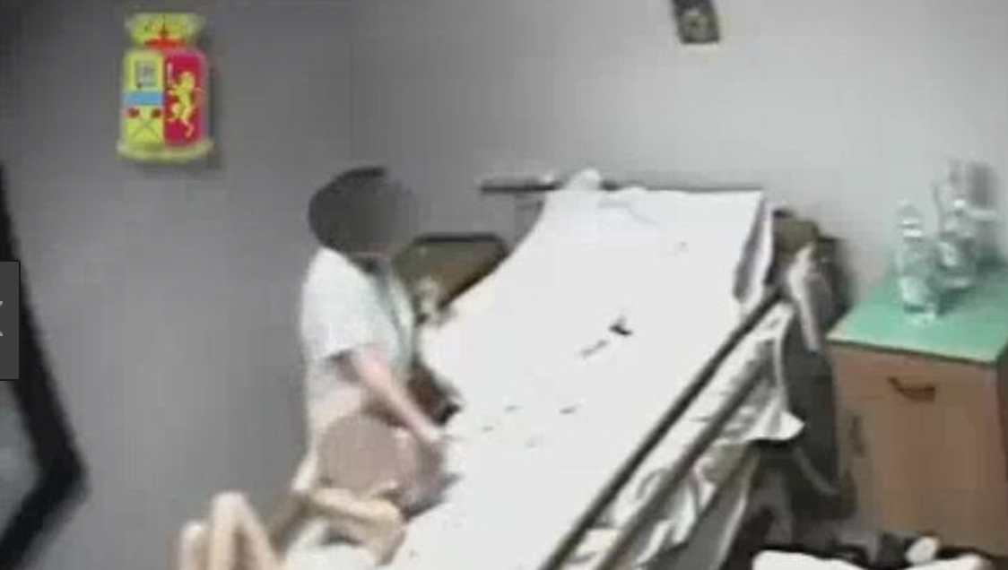 Maltrattavano i malati di Alzheimer nella casa di riposo: arrestate tre donne