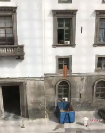 Napoli, a Castel Capuano, gli operai lanciano i calcinacci dai balconi. Borrelli e Simioli: ‘Modo di fare pericoloso e sconsiderato’