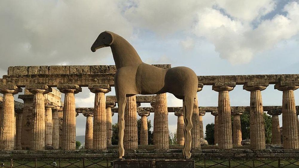 Nei templi di Paestum arriva il “Cavallo di sabbia” di Mimmo Paladino