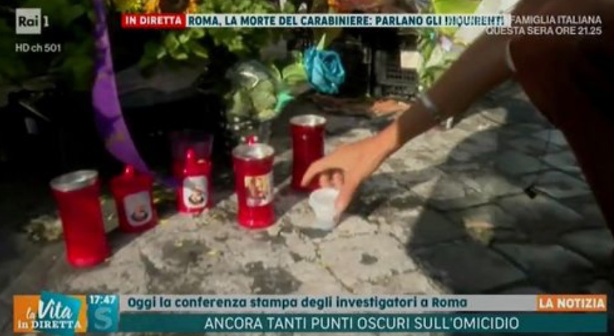 Carabiniere ucciso: anche una tazzina di caffe’ tra fiori e lettere