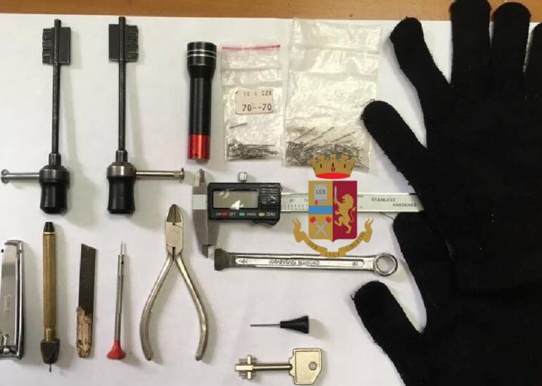 Napoli, marocchino sorpreso a rubare un’auto nel centro storico: arrestato