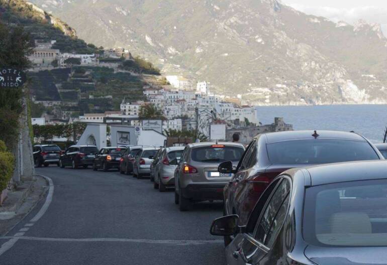Domenica infernale per il traffico sul litorale flegreo