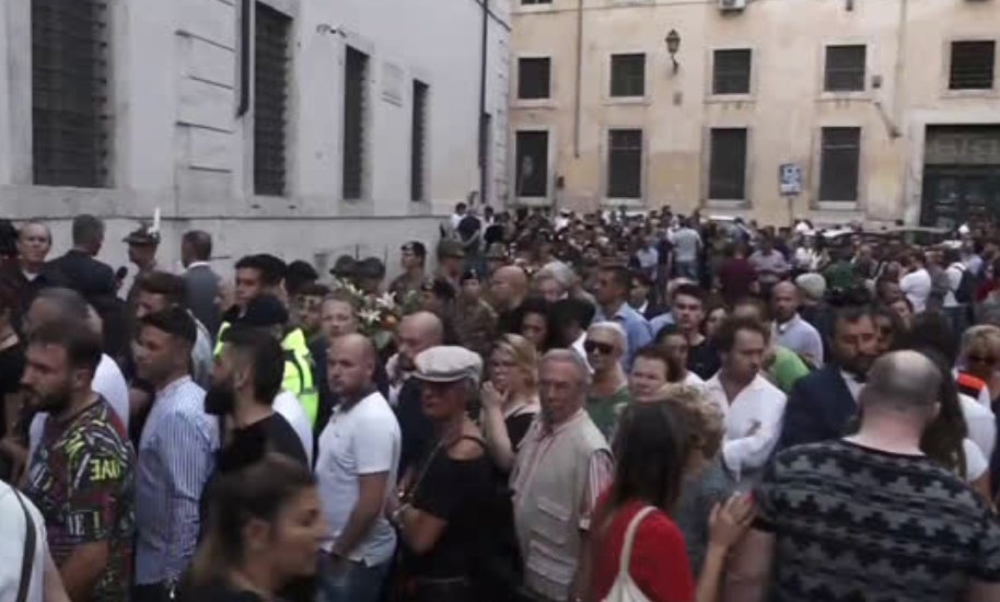 Folla per l’ultimo saluto a Roma a Mario Cerciello Rega.Domani funerali in diretta Rai