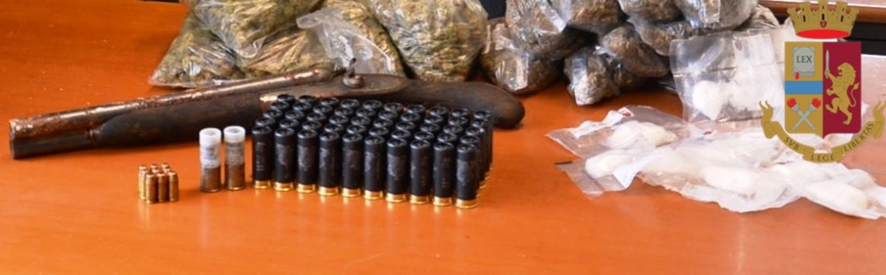 Torre Annunziata, la polizia sequestra un fucile, proiettili e droga nel quartiere Murattiano