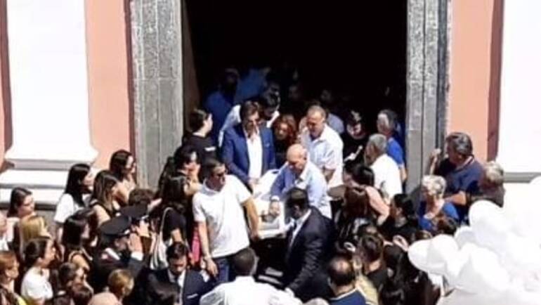 Folla ai funerali della piccola Ginevra: oggi l’interrogatorio del papà-assassino
