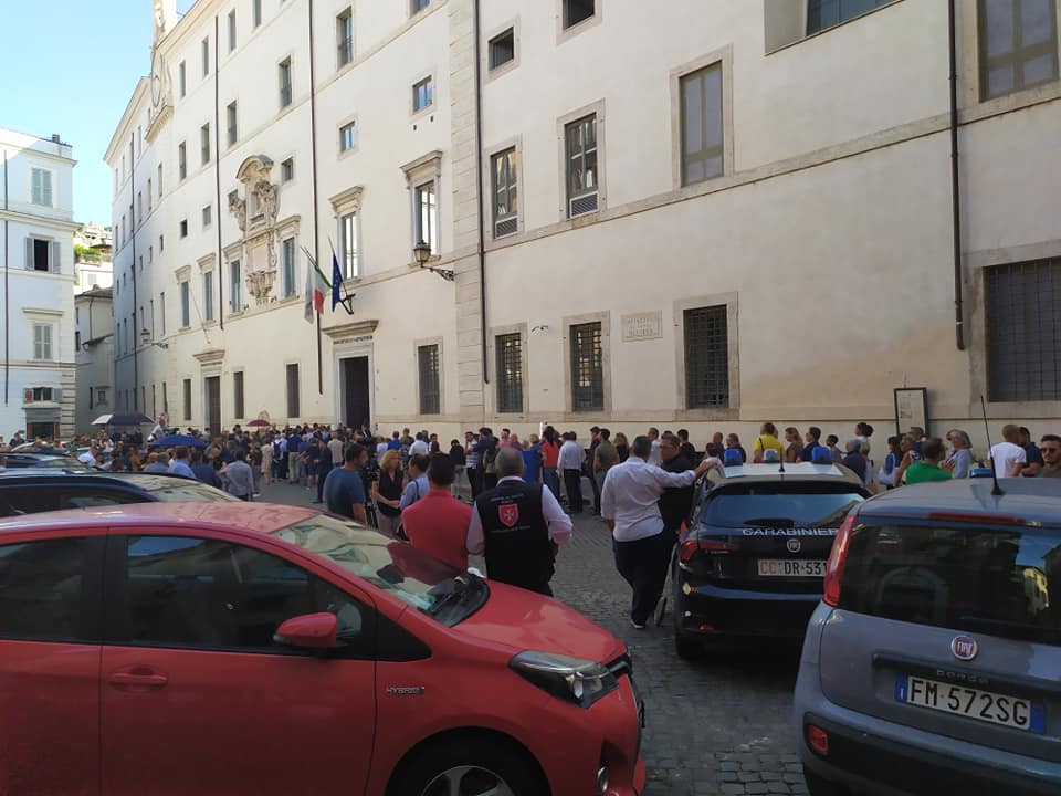 La camera ardente del carabiniere chiude con mezz’ora di ritardo per grande afflusso di persone