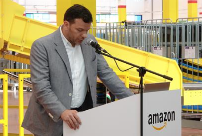 Amazon apre ad Arzano il primo deposito del Mezzogiorno. Il vice presidente: ‘Non è male dare tre babà al Liverpool’