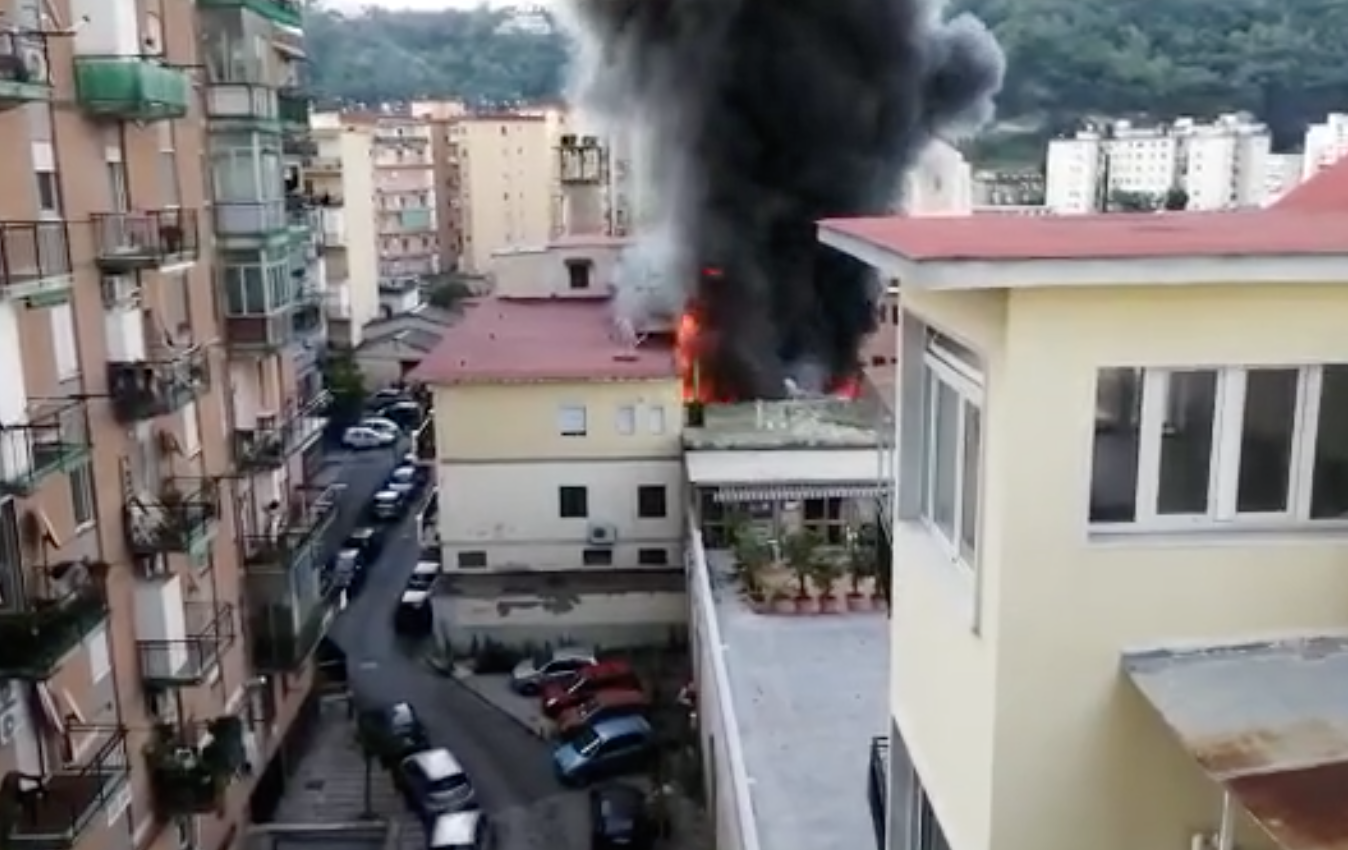 Napoli, a fuoco il deposito di giocattoli a Fuorigrotta: evacuati due palazzi