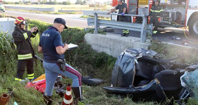 Auto finisce fuori strada: 4 morti a Cesena