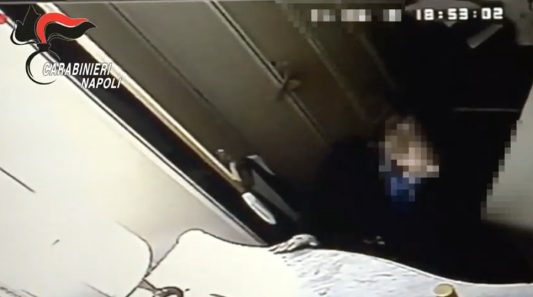 Napoli, sgominata la banda dei furti negli appartamenti: 11 arresti