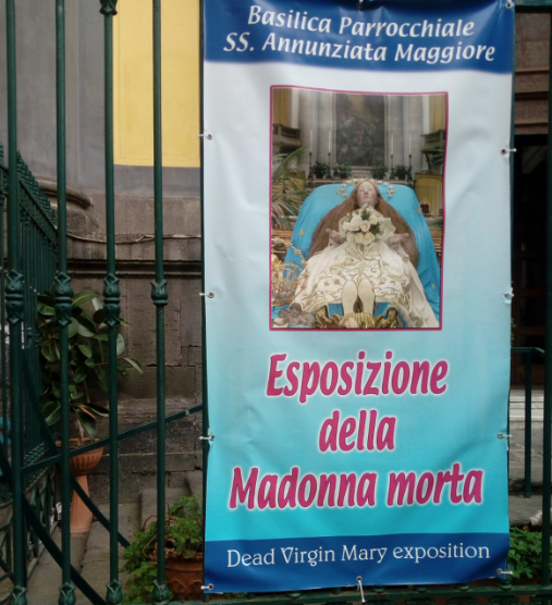 Napoli, il parroco mette la scritta ‘Madonna morta’ e la Duchesca si ribella
